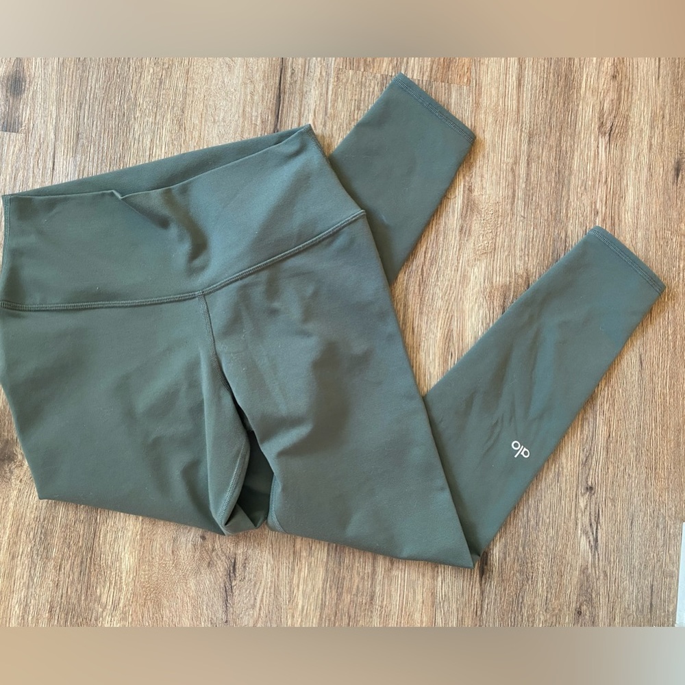 ALO YOGA Woman’s green leggings size medium
